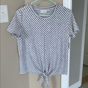 V shaped pattern T-shirt